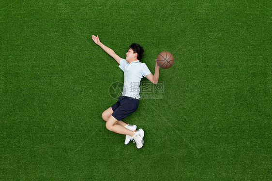 创意俯拍运动系帅哥打篮球图片