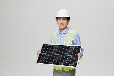 太阳能工程专业工程师拿着太阳能板研究采光问题背景