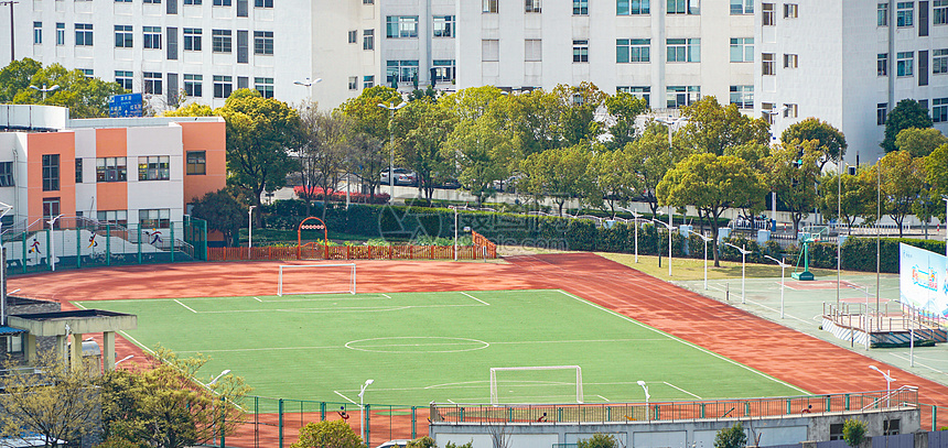 学校足球场图片