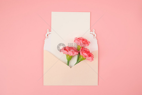 插着粉色康乃馨的简约信封图片