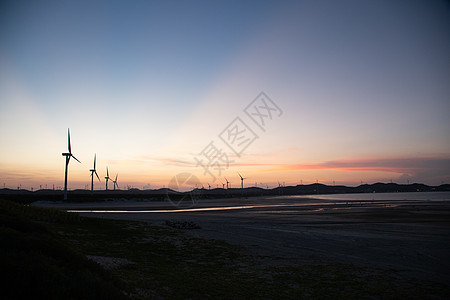 田凫夕阳下的福建平潭长江澳新能源风车背景