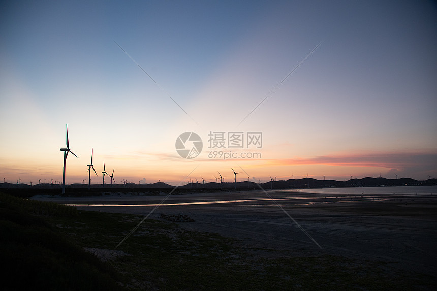 夕阳下的福建平潭长江澳新能源风车图片