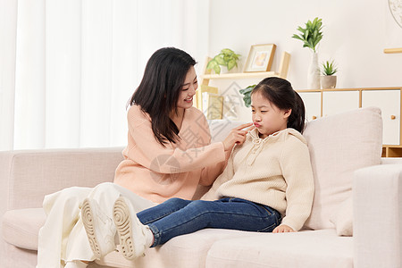 家教机年轻妈妈正在逗弄生气的女儿背景