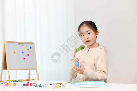 儿童桌子认真画画的可爱小朋友形象背景