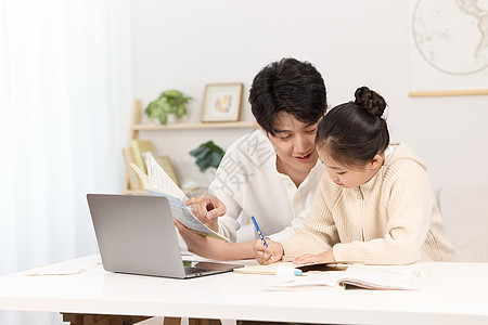 儿童教育学习正辅导女儿完成作业的年轻爸爸背景