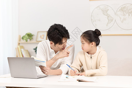 儿童电脑正严肃指导女儿作业的年轻男子背景