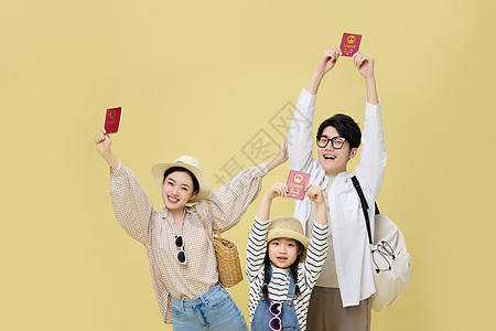 激动举着护照拍照的一家三口图片