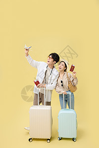 准备旅游的年轻小情侣欢快展示手中护照图片