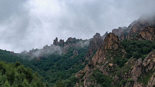 内蒙古蛮汉山夏季雾云景观图片