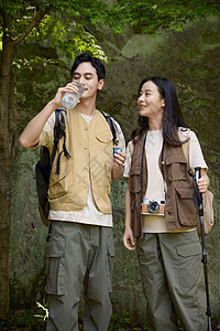 徒步登山的年轻情侣背景图片