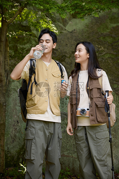 徒步登山的年轻情侣图片