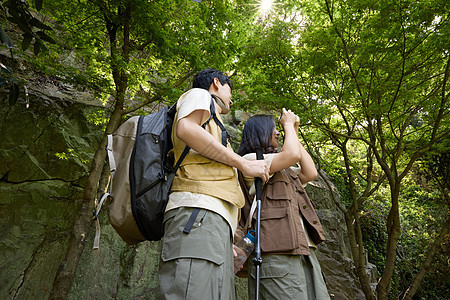 徒步登山的年轻情侣看向远方图片