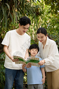 女性插画一家人在植物园看植物百科全书背景