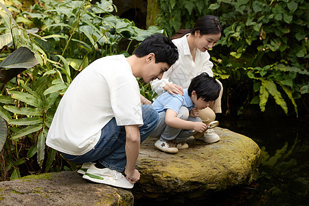 一家人在植物园参观图片