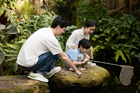 魅力男性一家人在植物园参观背景