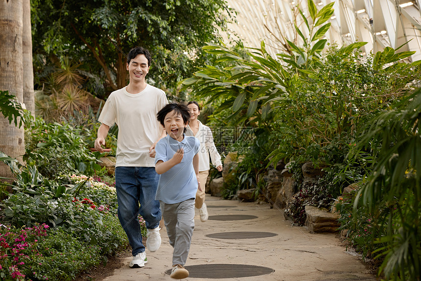 植物园里奔跑的孩子图片