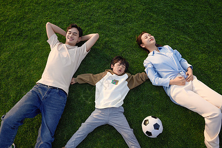 一家人躺在草坪上图片