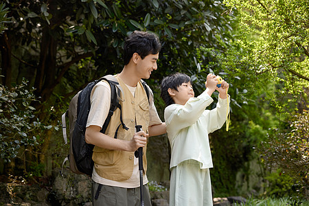 小男孩用相机拍山景 图片