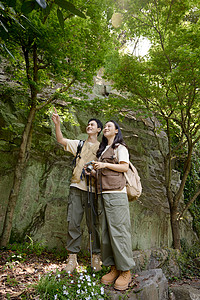 一对情侣登山赏景高清图片