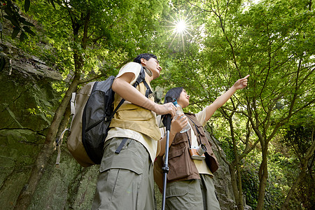 一对情侣登山赏景高清图片