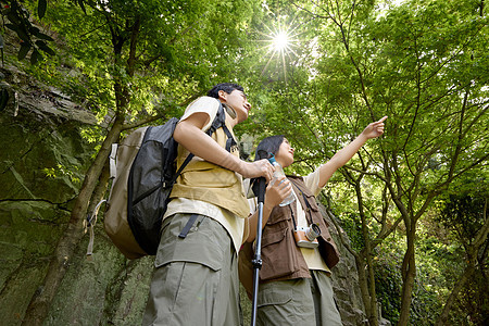 一对情侣登山赏景图片