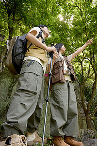 一对情侣登山赏景图片