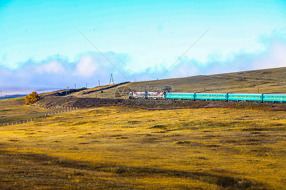 火车在蒙古草原上图片