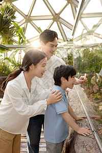 植物园里的一家三口图片