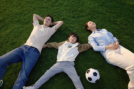 一家三口在草坪上休息图片