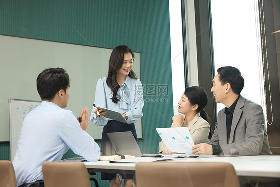 在会议室开会的商务团队图片