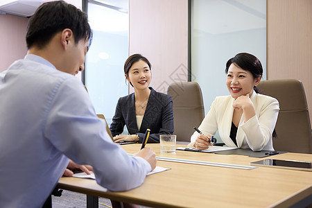 两位女商务人士和一位男商务人士在讨论图片