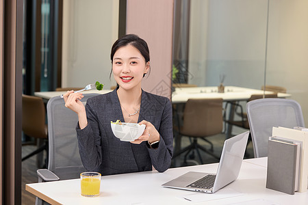 打卡轻食的职业女强人形象图片