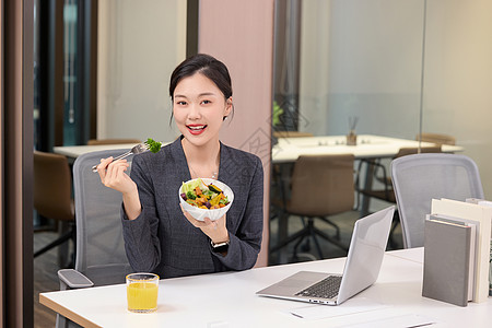 打卡轻食的职业女强人形象图片