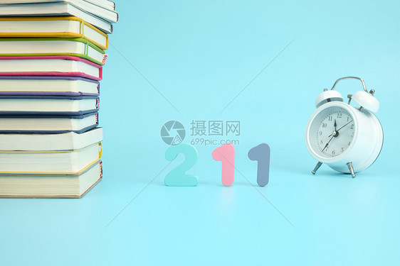 彩色书籍边上的211积木与闹钟图片