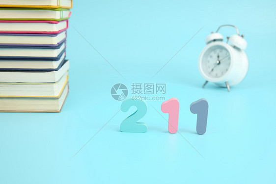 彩色书籍边上的211积木与闹钟图片