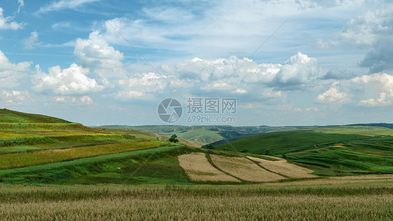 内蒙古山区农田种植蓝天白云图片