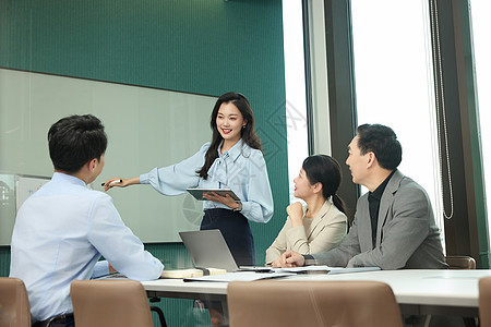 女职员在会议室向领导汇报业绩图片