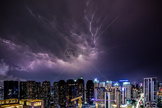 深圳市区电闪雷鸣的城市夜晚景观图片