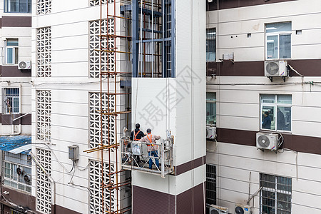 湖北黄石市旧小区改造中工人在安装电梯时的施工场景图片