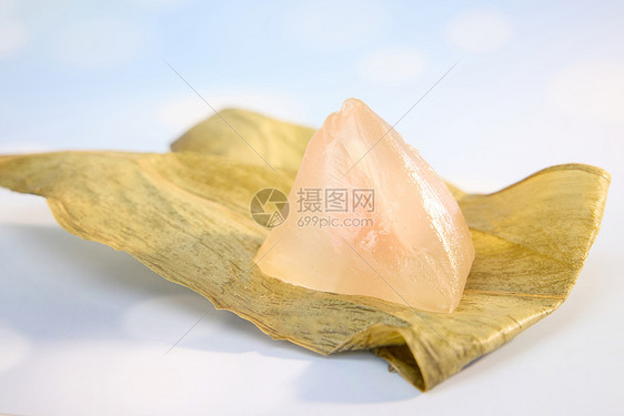 一片粽叶上的粉色水晶粽子图片