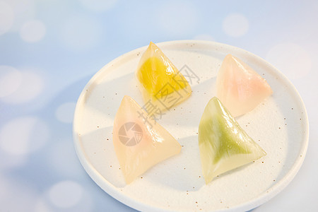 盘中的四个水晶粽子图片