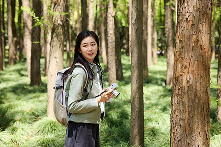 美女在森林里欣赏美景图片