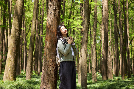 美女在森林里欣赏美景图片