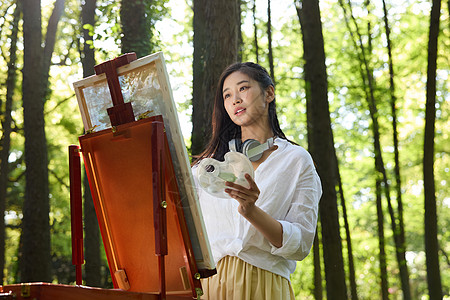 在森林里安静写生的女孩图片