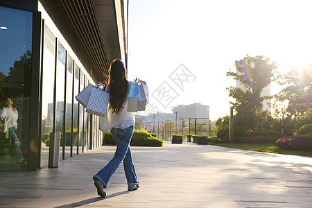 购物完从商场出来的青年女性图片