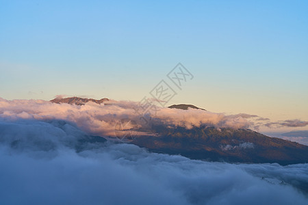 早晨云层下的火山图片