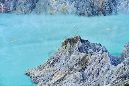 印尼宜珍火山硫酸湖图片