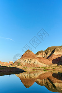 水上丹霞风景图片