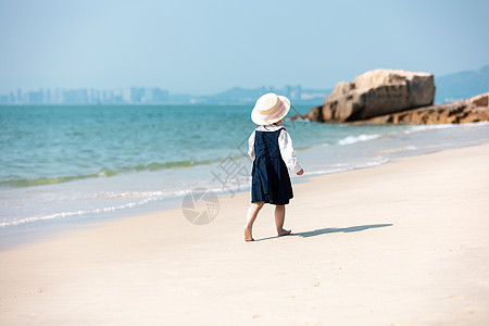 夏天女童在海边散步图片