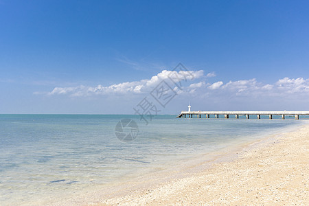 夏天湛蓝的海边图片